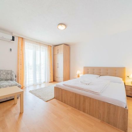 Apartmenthaus Hana Karlobag Exteriör bild
