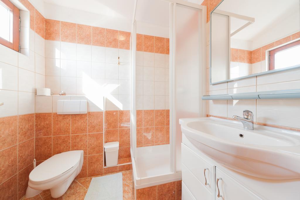 Apartmenthaus Hana Karlobag Exteriör bild