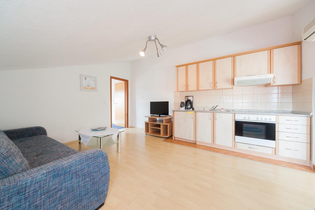 Apartmenthaus Hana Karlobag Exteriör bild