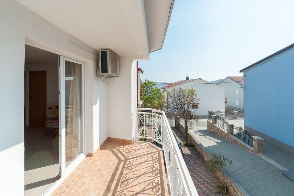 Apartmenthaus Hana Karlobag Exteriör bild