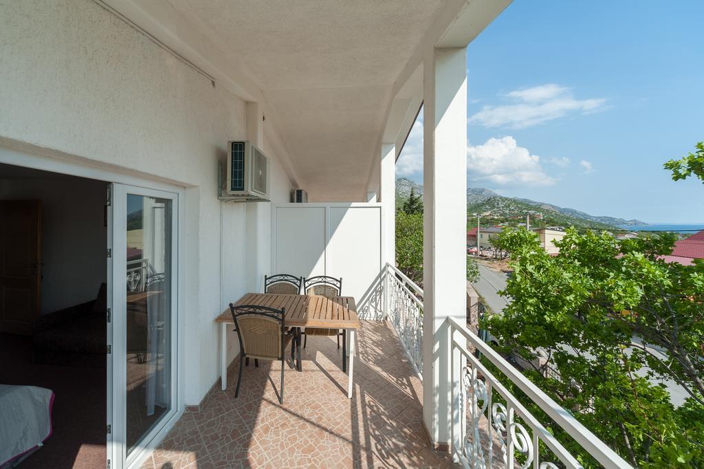 Apartmenthaus Hana Karlobag Exteriör bild