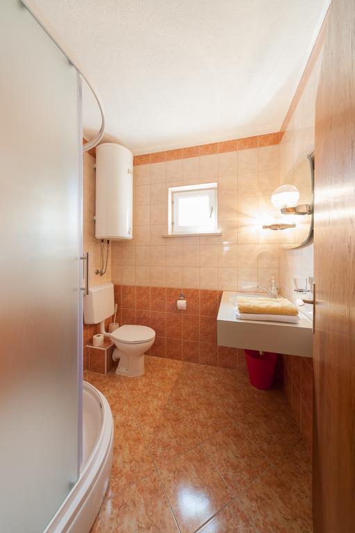 Apartmenthaus Hana Karlobag Exteriör bild