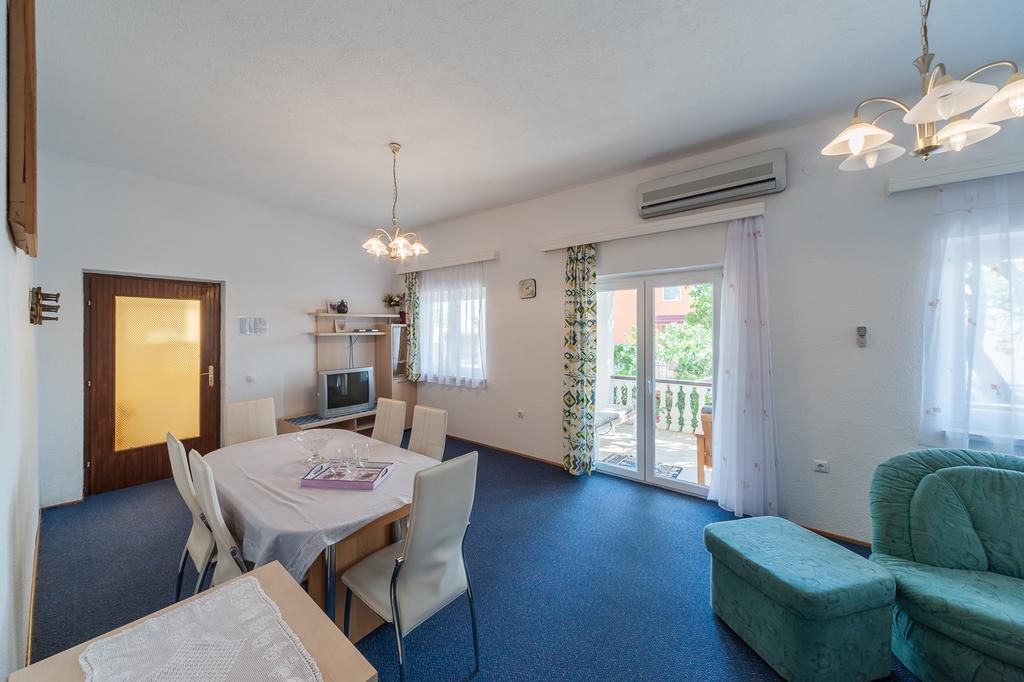 Apartmenthaus Hana Karlobag Exteriör bild