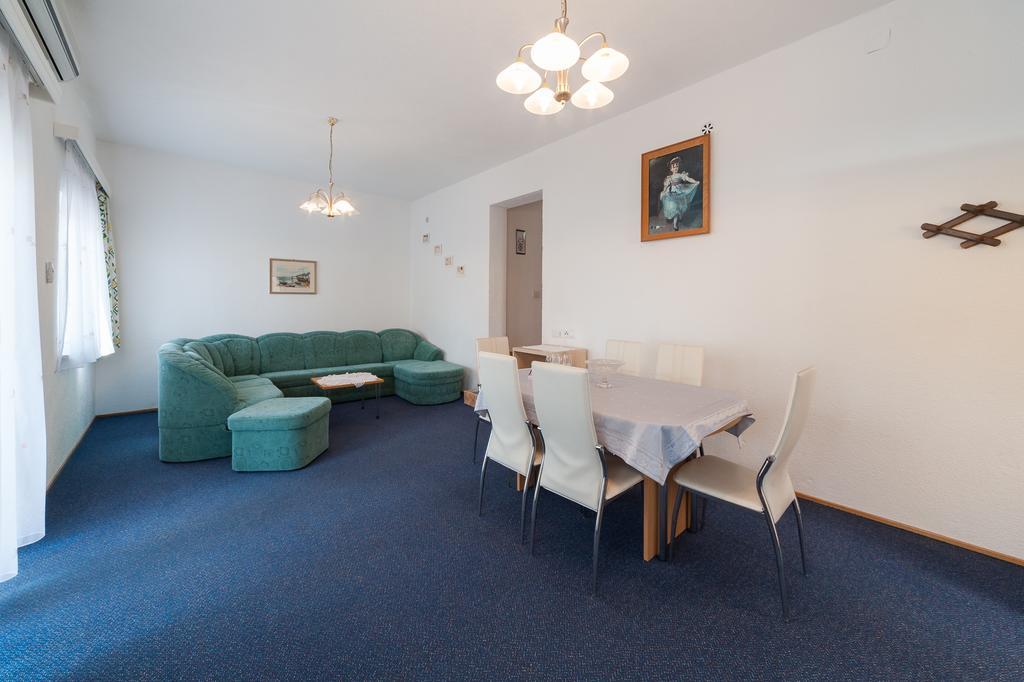 Apartmenthaus Hana Karlobag Exteriör bild