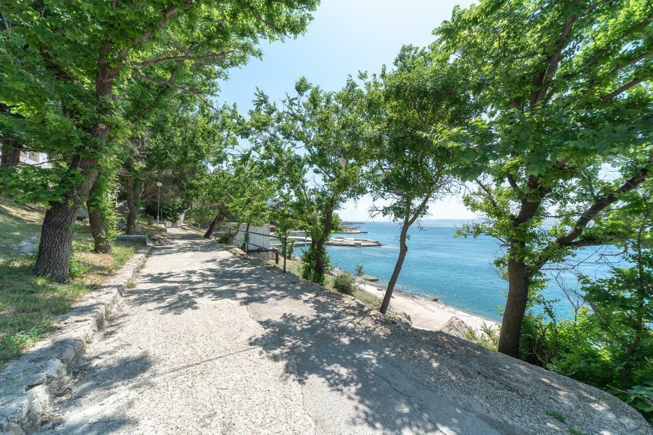 Apartmenthaus Hana Karlobag Exteriör bild