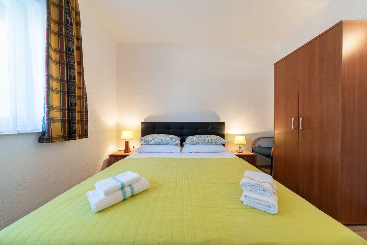 Apartmenthaus Hana Karlobag Exteriör bild