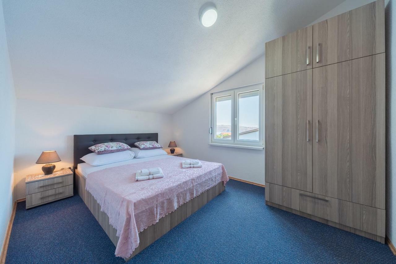 Apartmenthaus Hana Karlobag Exteriör bild
