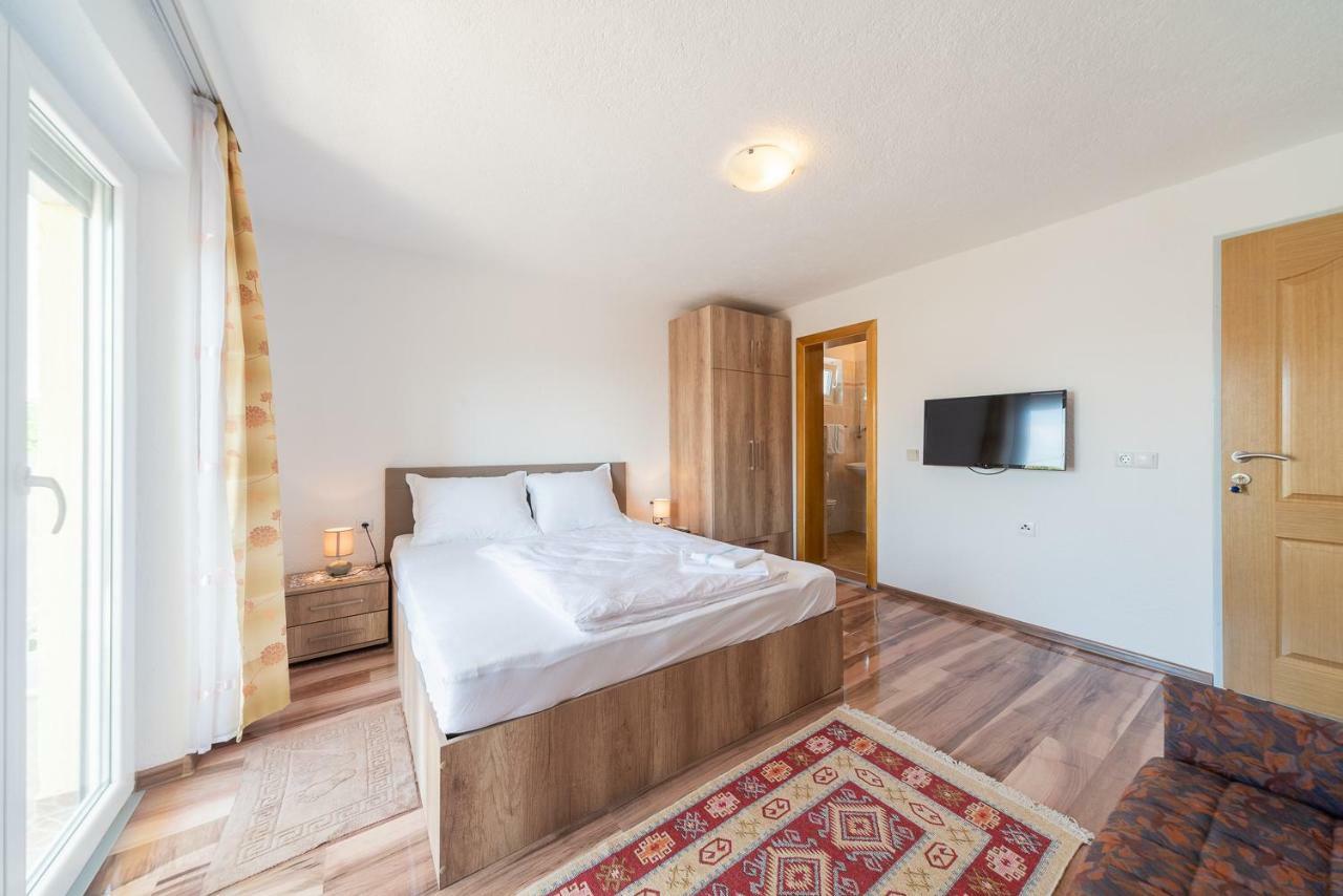 Apartmenthaus Hana Karlobag Exteriör bild