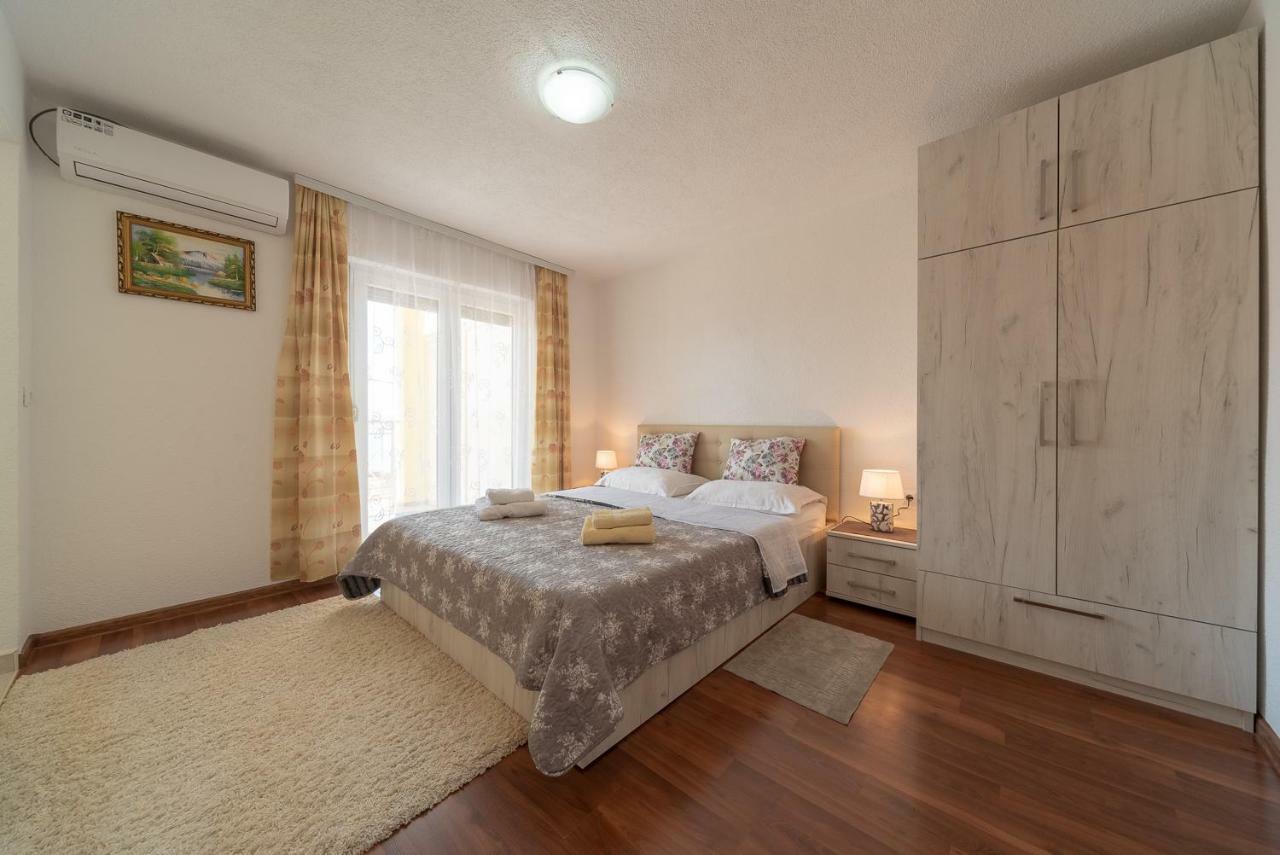 Apartmenthaus Hana Karlobag Exteriör bild