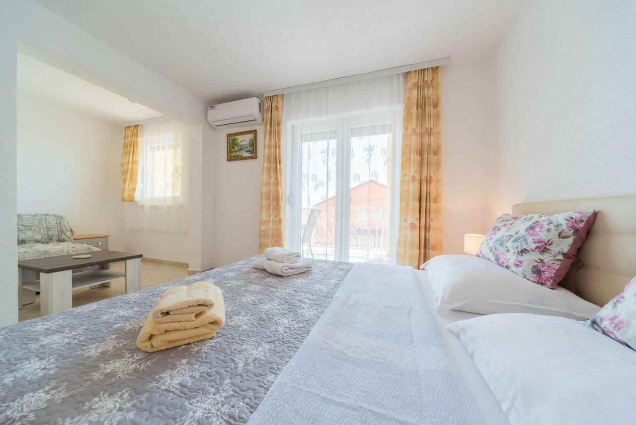 Apartmenthaus Hana Karlobag Exteriör bild