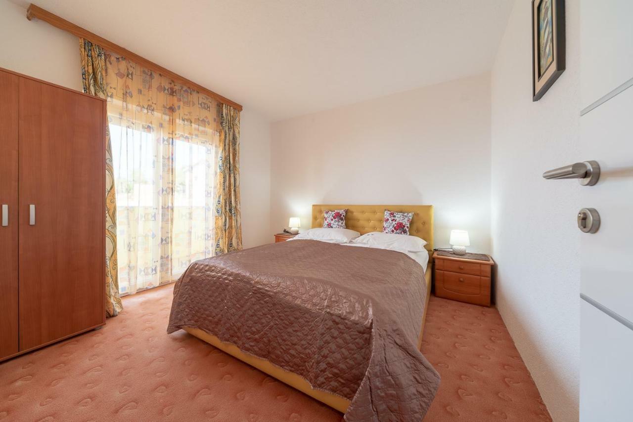 Apartmenthaus Hana Karlobag Exteriör bild